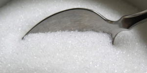 이소말트 부작용과 장점, 설탕 대비 낮은 칼로리와 혈당 지수(GI)를 한눈에 비교하여 "아찔한 부작용"을 경고하는 대표 인포그래픽.